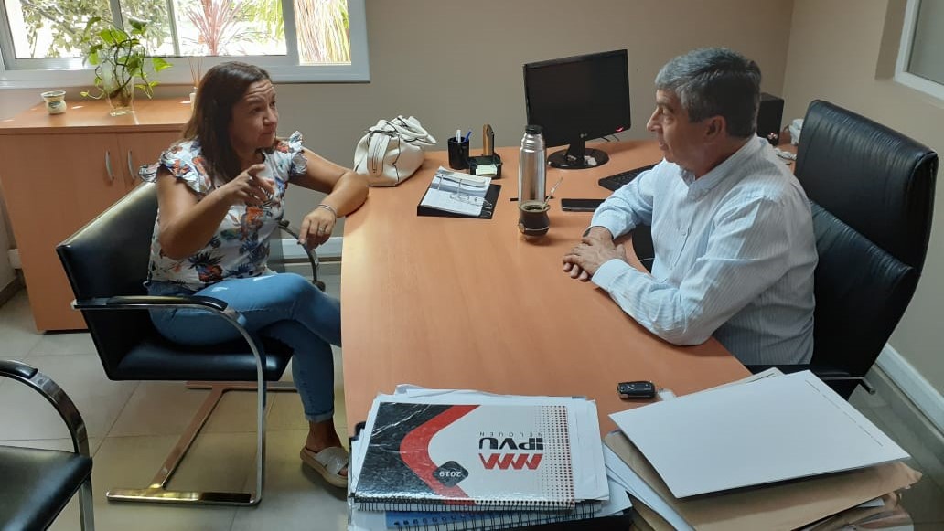 Ricardo Fernández, vicepresidente de ADUS-IPVU, recibió a María Angélica Espinosa, intendenta de Las Lajas.